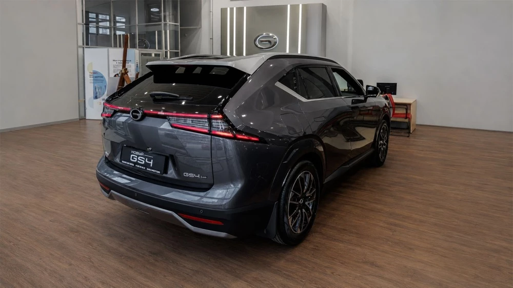 GAC GS4 серый сзади сбоку в дилерском центре GAC Бизнес Кар