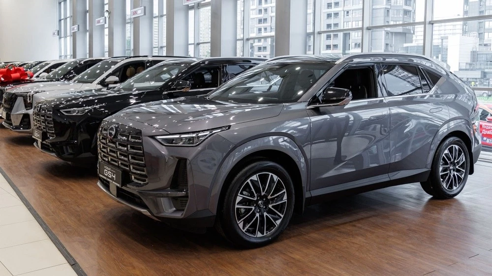 GAC GS4 автомобили сбоку спереди у дилера в центре GAC Бизнес Кар