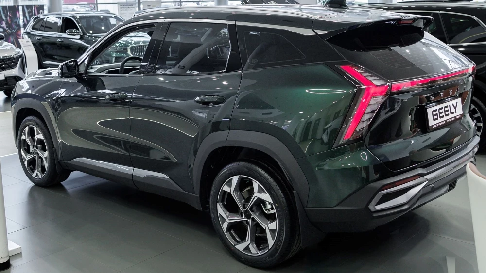 Geely Atlas Бизнес Кар сбоку сзади у дилера в автосалоне