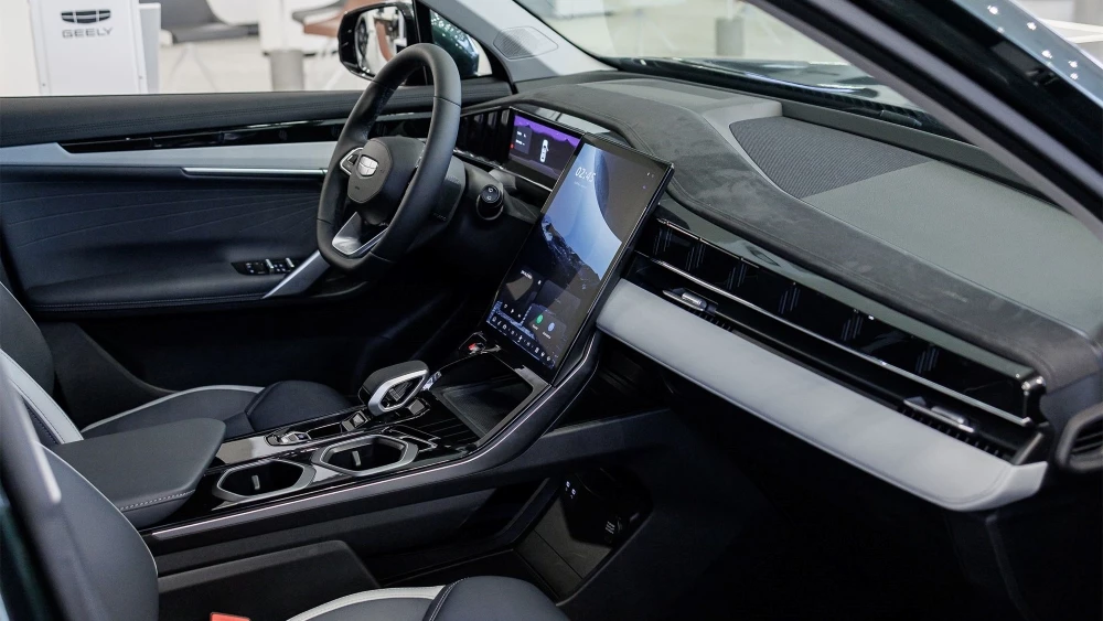 Geely Atlas Бизнес Кар салон интерьер у дилера в автосалоне