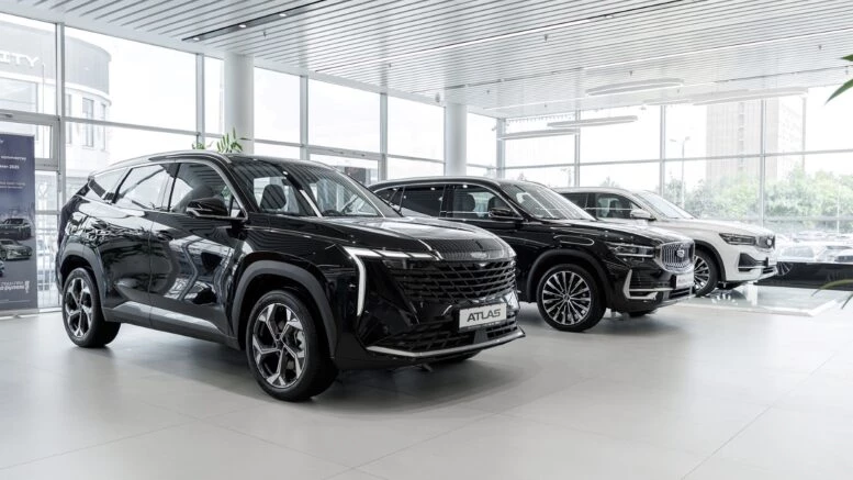 дилерский центр GEELY БалтАвтоТрейд-М сбоку спереди автомобили у дилера в автосалоне