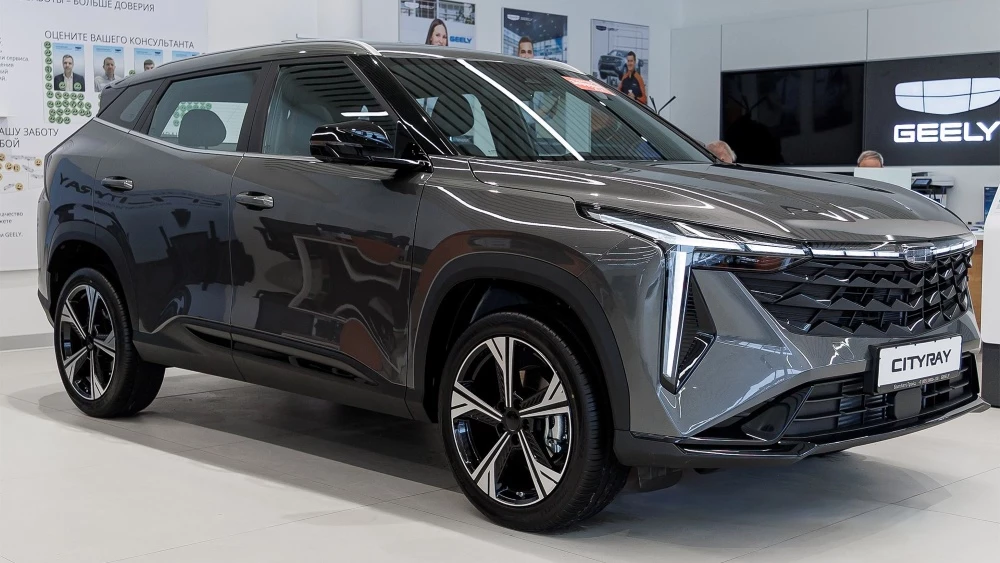Geely Cityray у дилера в автосалоне серый сбоку спереди дилерский центр GEELY БалтАвтоТрейд-М