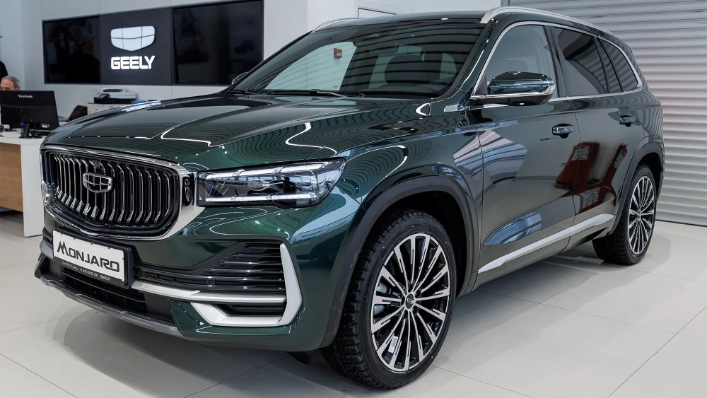 Geely Monjaro у дилера в автосалоне зеленый сбоку спереди дилерский центр GEELY БалтАвтоТрейд-М