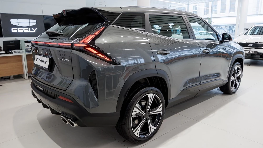 Geely Cityray у дилера в автосалоне серый сбоку сзади дилерский центр GEELY БалтАвтоТрейд-М