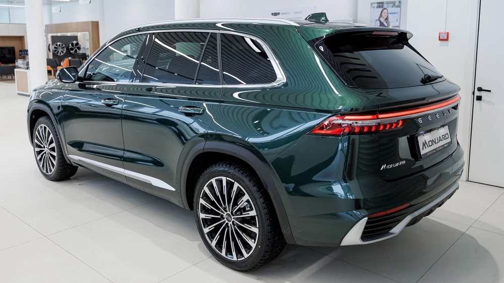 Geely Monjaro у дилера в автосалоне зеленый сбоку сзади дилерский центр GEELY БалтАвтоТрейд-М