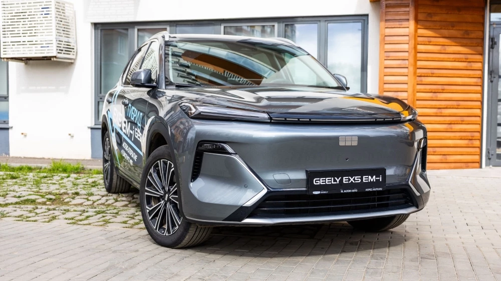 Geely EX5 EM-i у дилера автосалон АСПЭК-Авто в Ижевске спереди