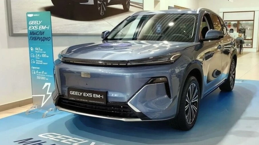 Geely EX5 EM-i у дилера в автосалоне новый Автосалон 152 Нижний Новгород сбоку спереди