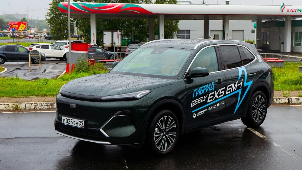 Geely EX5 EM-i у АЗС заправка Динамика Архангельск спереди сбоку