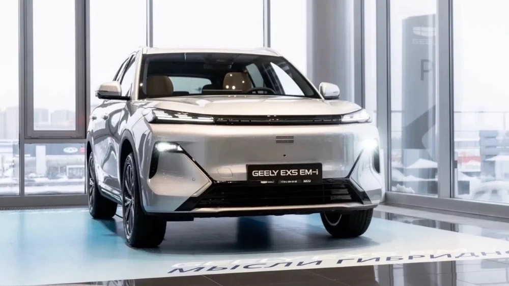 Geely EX5 EM-i у дилера в автосалоне новый Парнас Санкт-Петербург сбоку спереди
