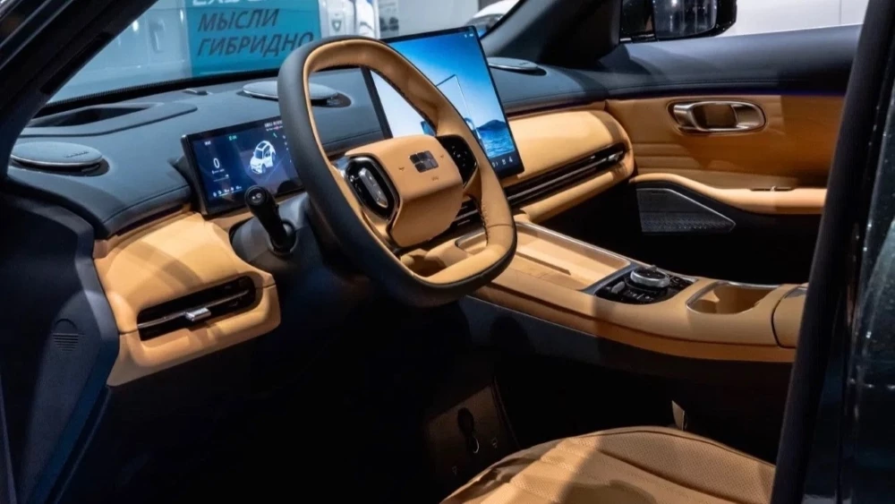 Geely EX5 EM-i у дилера в автосалоне новый Парнас Санкт-Петербург салон интерьер