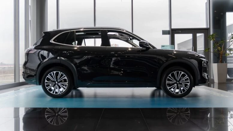 Последовательно не значит параллельно. Geely EX5 EM-R пришел в Россию заменить EM-i Geely EX5 EM-i у дилера в автосалоне новый Парнас Санкт-Петербург сбоку