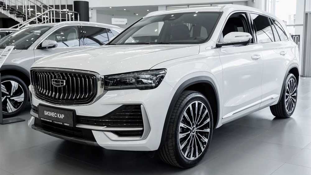Geely Monjaro у дилера в автосалоне купить новый сбоку спереди Бизнес кар