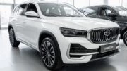 Geely Monjaro у дилера в автосалоне купить новый сбоку спереди Бизнес кар
