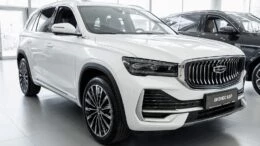Geely Monjaro у дилера в автосалоне купить новый сбоку спереди Бизнес кар