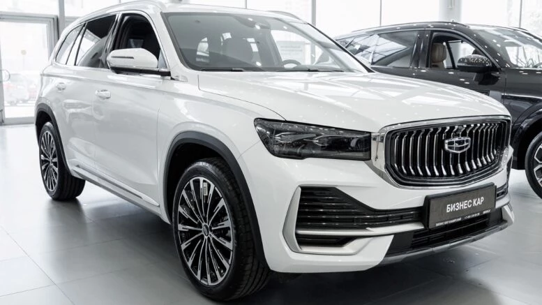 Geely Monjaro у дилера в автосалоне купить новый сбоку спереди Бизнес кар