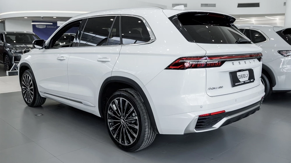 Geely Monjaro у дилера в автосалоне купить новый сбоку сзади Бизнес кар