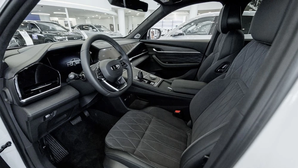 Geely Monjaro у дилера в автосалоне купить новый салон интерьер первый ряд Бизнес кар