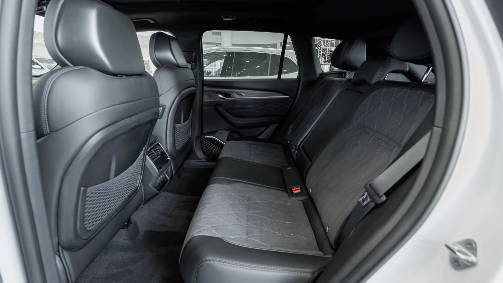 Geely Monjaro у дилера в автосалоне купить новый салон интерьер второй ряд Бизнес кар