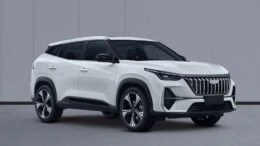 Geely Cityray получил новый фейслифт в Китае кроссовер сбоку спереди белый