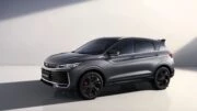 новый geely coolray сбоку спереди кроссовер