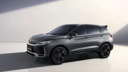 новый geely coolray сбоку спереди кроссовер