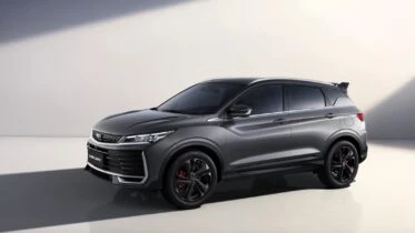 новый geely coolray сбоку спереди кроссовер