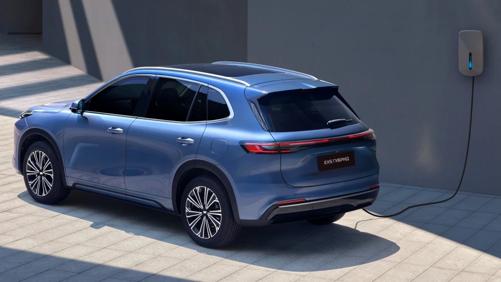 старт продаж geely ex5 em r в России кроссовер сзади сбоку