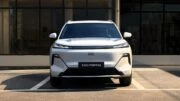 старт продаж geely ex5 em r в России кроссовер спереди