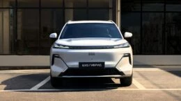 старт продаж geely ex5 em r в России кроссовер спереди
