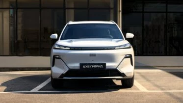 старт продаж geely ex5 em r в России кроссовер спереди