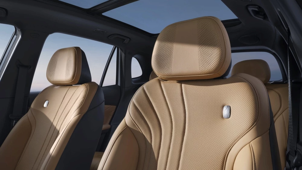 Гибридный кроссовер Geely EX5 EM-R салон интерьер сиденья первый ряд