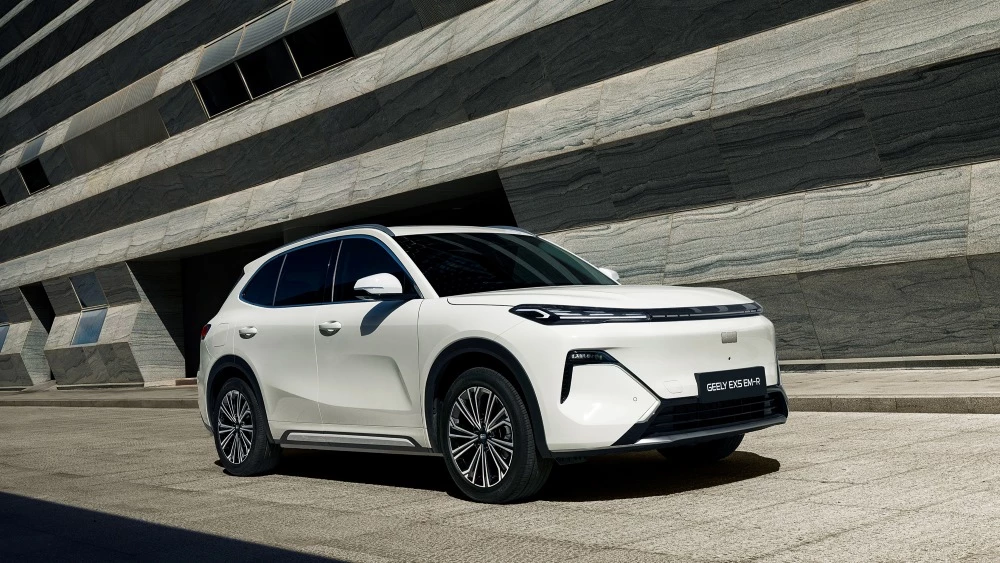 Гибридный кроссовер Geely EX5 EM-R сбоку в динамике