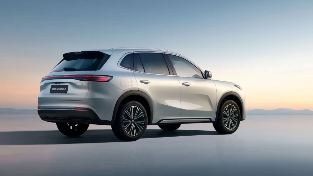 Гибридный кроссовер Geely EX5 EM-R сбоку сзади