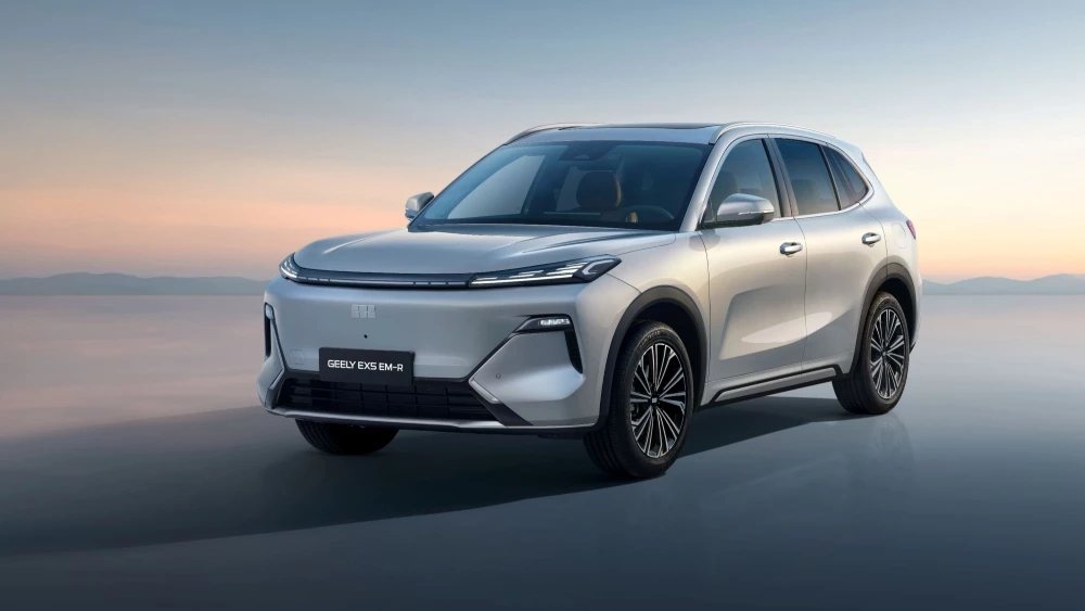 Гибридный кроссовер Geely EX5 EM-R сбоку спереди