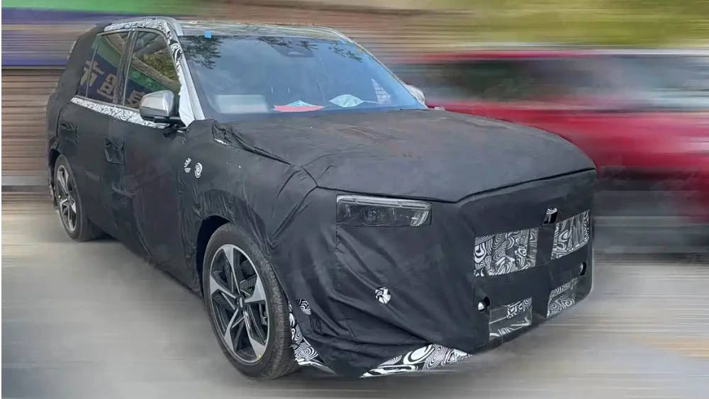geely kx21 monjaro l сбоку спереди кроссовер камуфляж