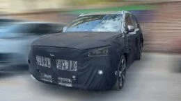 Geely KX21 заметили в Китае во время дорожных тестов сбоку спереди кроссовер шпионский снимок monjaro l