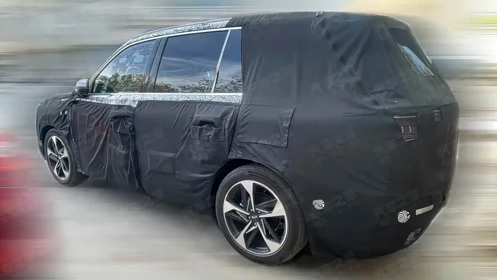 geely kx21 monjaro l сбоку сзади кроссовер камуфляж