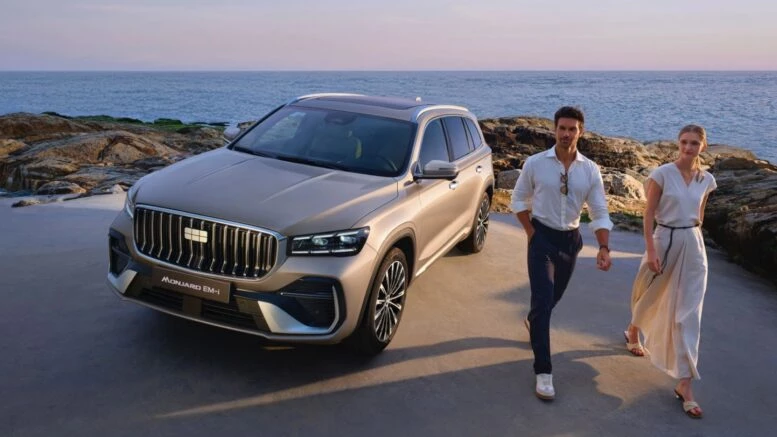 Гибридный Geely Monjaro EM-i официально представили для глобального рынка. Все подробности geely monjaro em-i представили официально сбоку спереди кроссовер гибридный