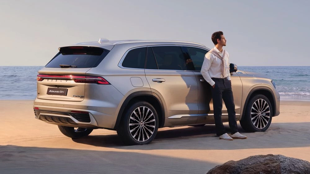 geely monjaro em-i представили официально сбоку сзади кроссовер гибридный