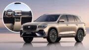 Салон гибридного Geely Monjaro EM-i показали официально гибридный кроссовер сбоку спереди салон бежевый