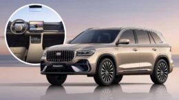 Салон гибридного Geely Monjaro EM-i показали официально гибридный кроссовер сбоку спереди салон бежевый