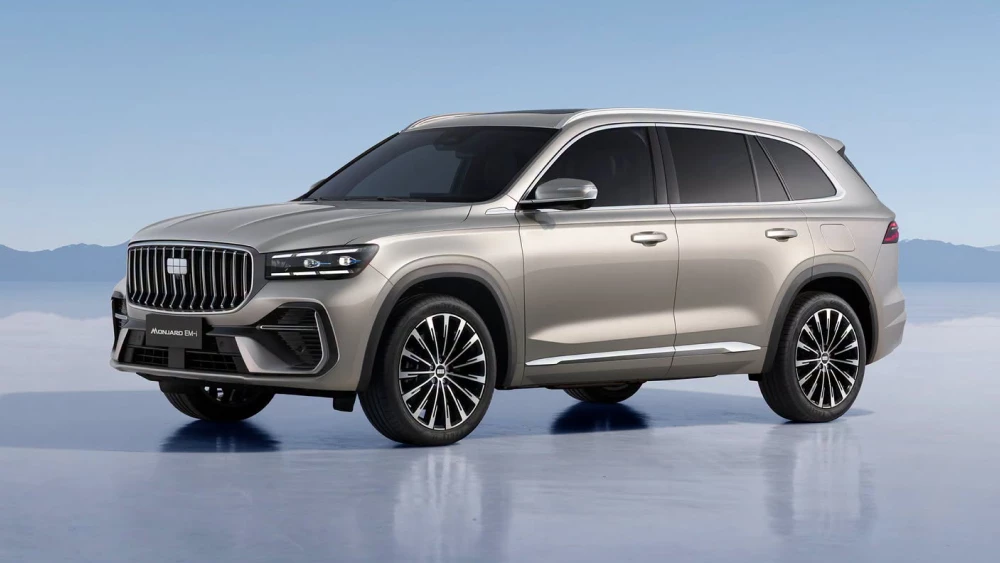 geely monjaro em-i гибридный кроссовер сбоку спереди