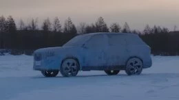 Geely Monjaro Plus прошёл зимние испытания при -50 градусах кроссовер сбоку спереди