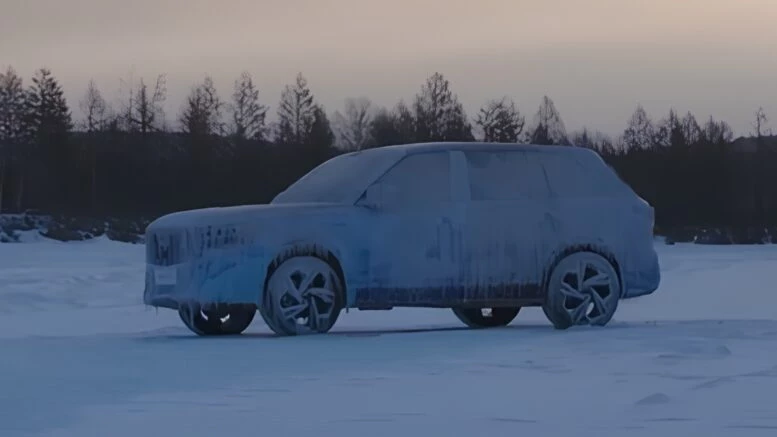 Geely Monjaro Plus прошёл зимние испытания при -50 градусах кроссовер сбоку спереди