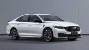 Geely Preface TCR получил двигатель мощностью 290 л.с. седан сбоку спереди белый