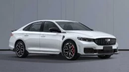 Geely Preface TCR получил двигатель мощностью 290 л.с. седан сбоку спереди белый