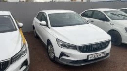Geely Emgrand с пробегом в России у дилера на стоянке такси спереди