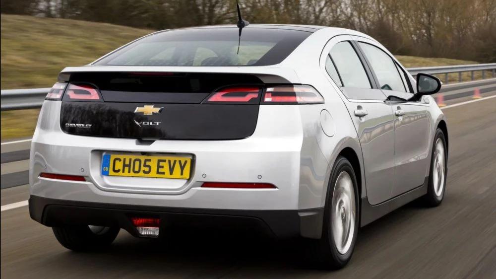 Chevrolet Volt первый серийный последовательный гибрид серый сзади сбоку на трассе