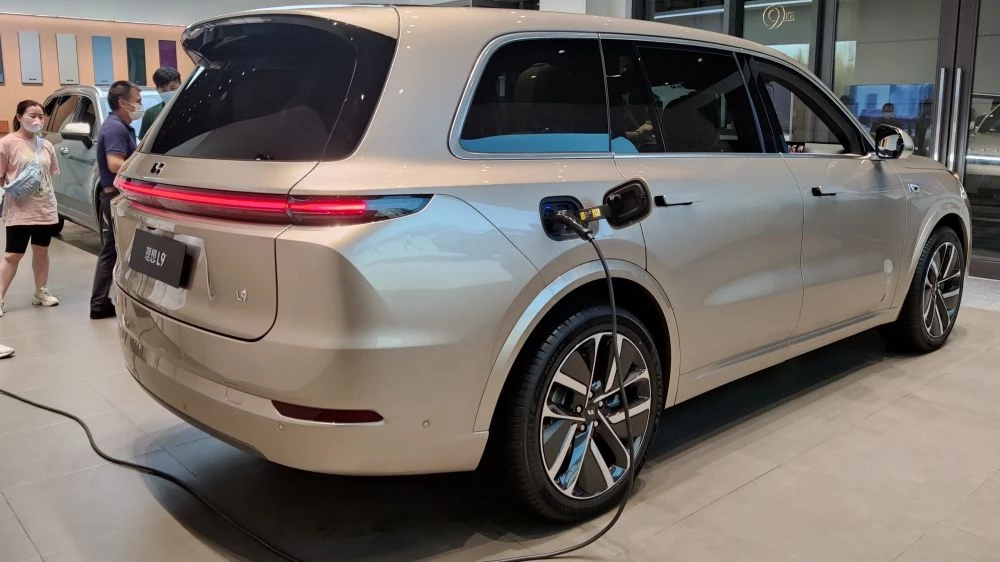 PHEV гибрид сзади сбоку зарядка