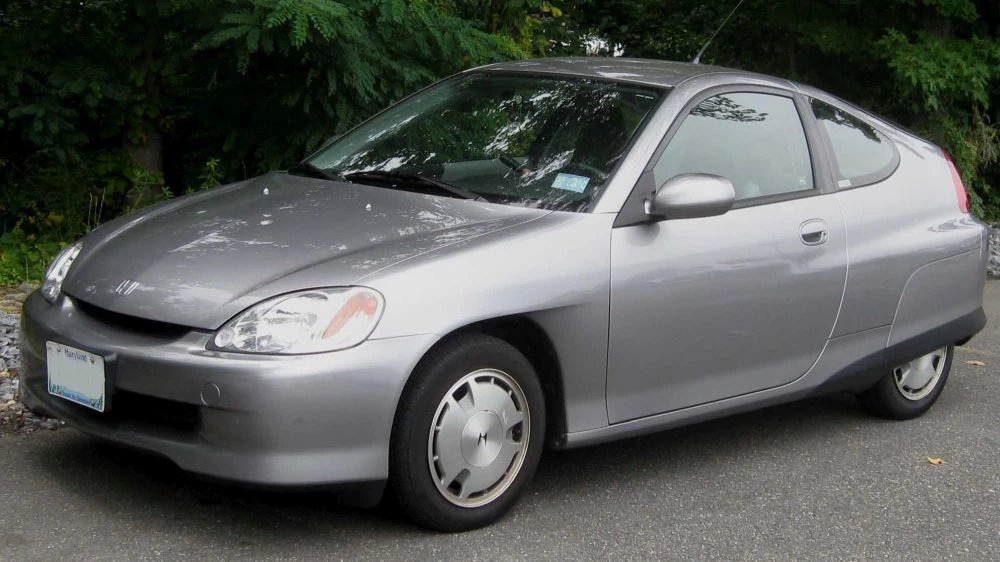 Honda Insight серый спереди сбоку первый "мягкий" гибрид